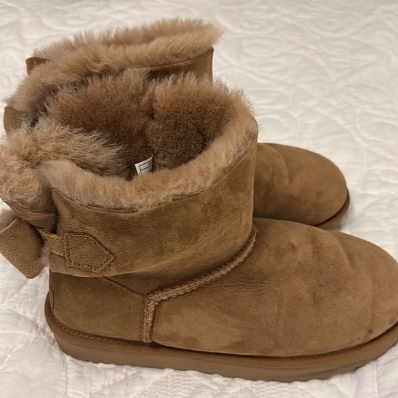 Ugg short boot with bow women’s 8 - Picture 3 of 5